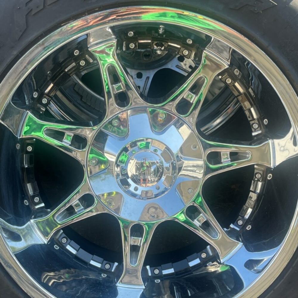 33x12.50x20 6lug Univ(4) chrome rims on muds $1850